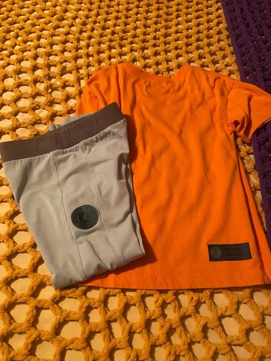 Girls Nike Jordan PARIS Collection 2 Piece Tee/Leggings Set - Picture 2 of 3